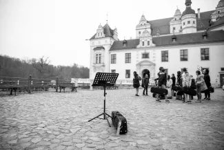 Kinder mit ihren Instrumenten vor dem Schloss