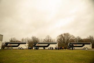 Die drei Reisebusse für die Streicherklassen