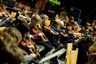 Gruppe junger Streicherinnen und Streicher