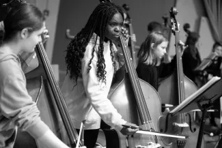 Gruppe junger Kontrabassistinnen und -bassisten