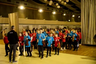 Die Streicherklassen laufen in die Messehalle 