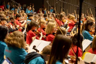 Gruppe von jungen Streicherinnen und Streichern beim Streicherklassenkonzert