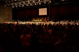 Blick auf die B&uuml;hne und das Publikum beim Streicherklassenkonzert