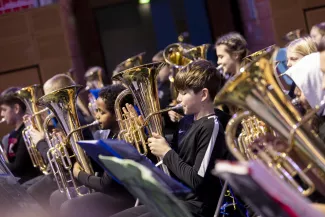 Viele Kinder, Kinderorchester bei der Probe, Bl&auml;serklassenkonzert 2023