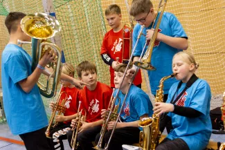 Kinder mit Blechblasinstrumenten beim  Bl&auml;serklassenkonzert 2023