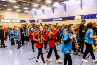 Kinder bereiten sich auf ihren Auftritt vor,  Bl&auml;serklassenkonzert 2023