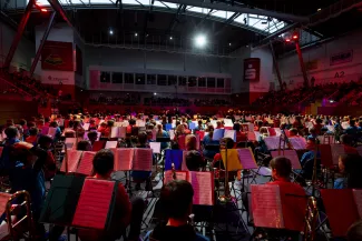 Kinder auf der B&uuml;hne beim  Bl&auml;serklassenkonzert 2023