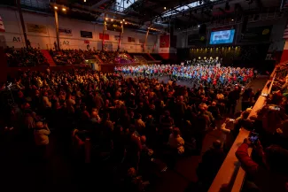 Blick auf B&uuml;hne und Publikum beim  Bl&auml;serklassenkonzert 2023