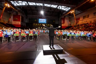 Kinder beim Bl&auml;serklassenkonzert 2023, im Vordergrund Dirigent Gary Hirche