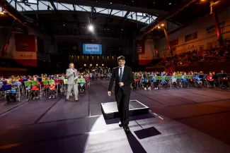 Bl&auml;serklassenkonzert 2023, Gary Hirche und Moderator Attila Weidemann beim Konzert