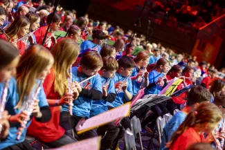 Kinder auf der B&uuml;hne beim Bl&auml;serklassenkonzert 2023, an den Querfl&ouml;ten