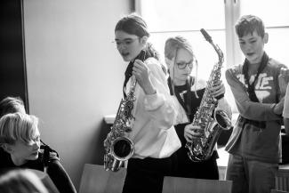 Kinder während der Registerprobe am Saxophon auf Schloss Boitzenburg,  Bläserklassenkonzert 2023