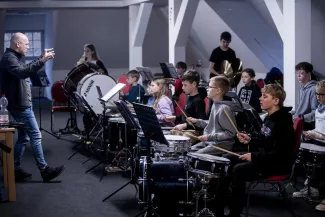 Kinder w&auml;hrend der Registerprobe am Schlagwerk in Boitzenburg,  Bl&auml;serklassenkonzert 2023