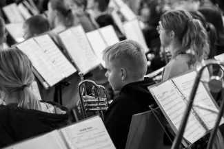 Kinder sitzen mit Instrumenten vor Ihren Noten, Probensituation,  Bl&auml;serklassenkonzert 2023