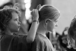 Singklassenkonzert, Schwedt, M&auml;dchen flicht anderem M&auml;dchen Haare