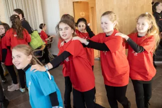  Singklassenkonzert, Schwedt, Kinder spielen vor dem Auftritt