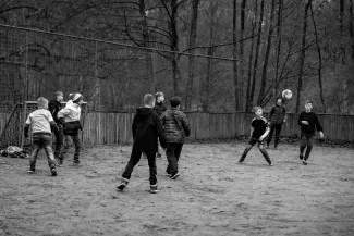 Kinder spielen Fu&szlig;ball, 