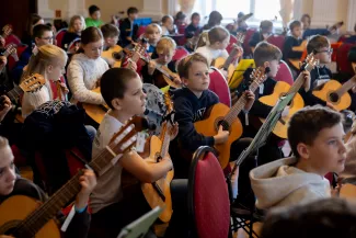 Gitarrenklassenkinder bei der Probe auf Schloss Boitzenburg