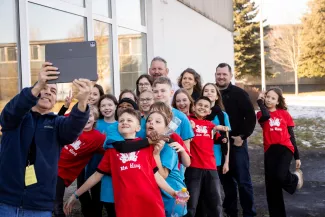 Eine Gitarrenklassen beim Selfies machen vor dem Konzert