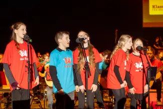 5 S&auml;ngerinnen und S&auml;nger aus den Gitarrenklassen beim Gitarrenklassenkonzert in der Messehalle Frankfurt