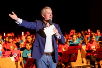 Moderator Attila Weidemann beim Gitarrenklassenkonzert in der Messehalle Frankfurt