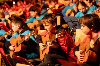 Gruppe Gitarristen beim Gitarrenklassenkonzert in der Messehalle Frankfurt