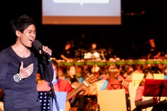 S&auml;ngerin beim Gitarrenklassenkonzert in der Messehalle Frankfurt